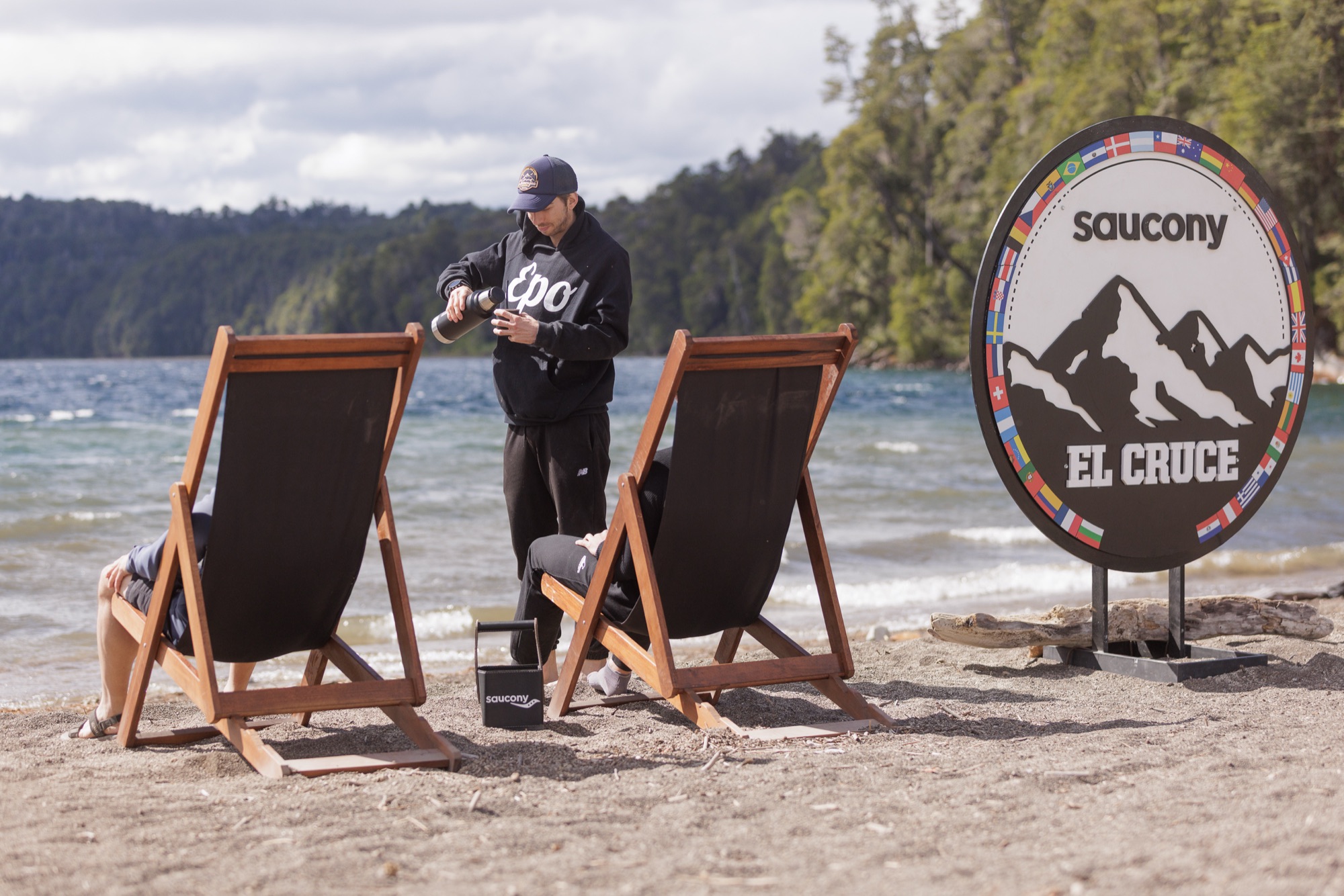 Lounge chairs facing the lake next to the El Cruce sign