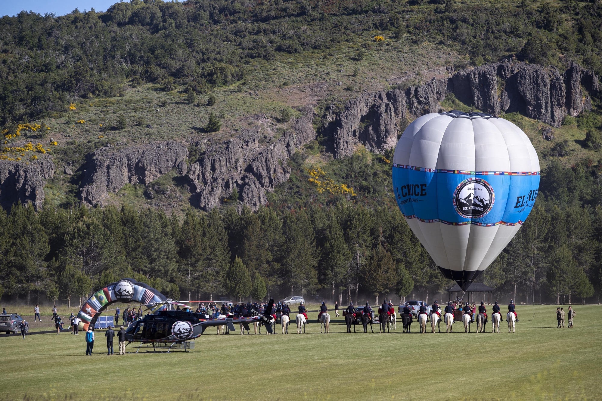 Un globo aerostático con los colores argentinos sobre la largada