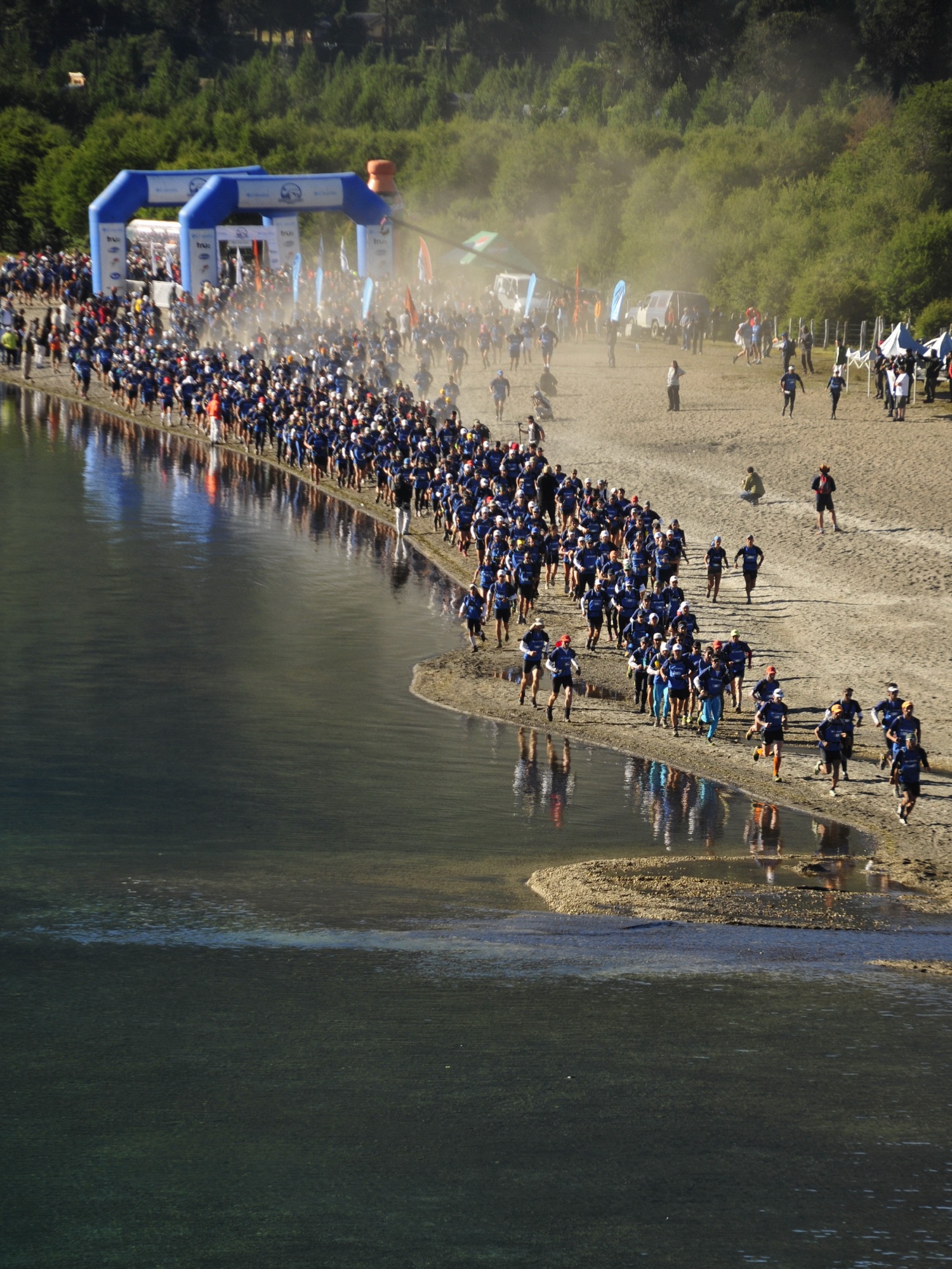 Cientos de corredores largan por la playa de un lago